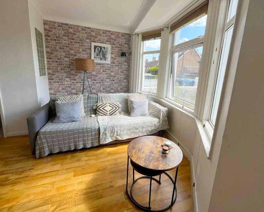 Cosy Flat In Burgess Hill, Sussex Apartment Exterior photo